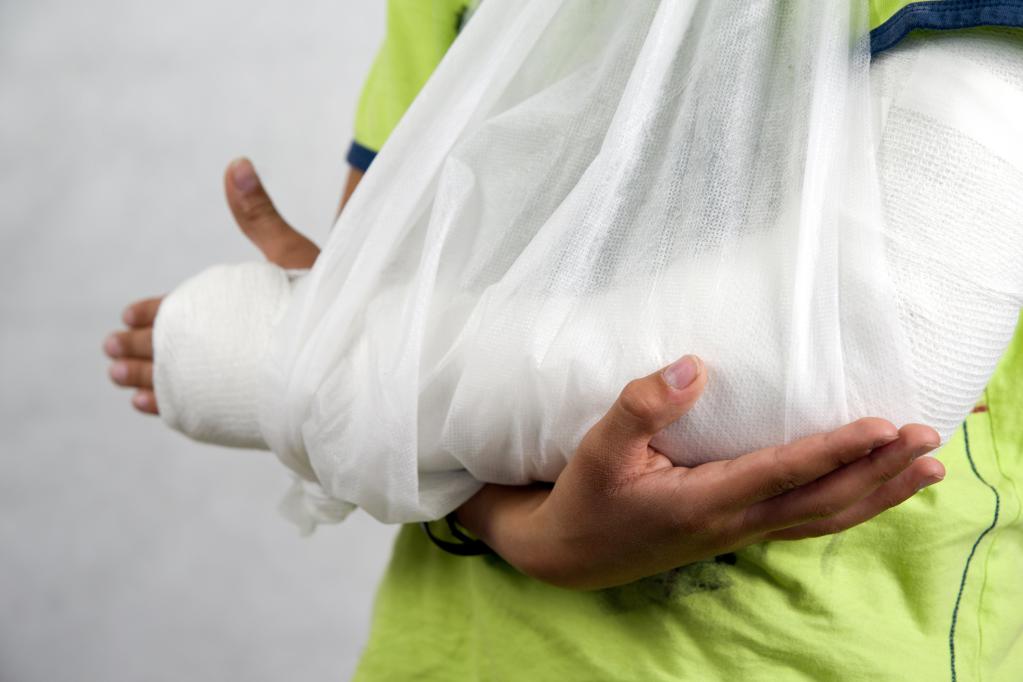 Child with plaster case and sling
