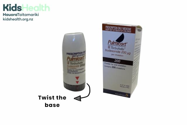 A photo showing a Pulmicort Turbuhaler and its box, with an arrow showing where to twist the base.